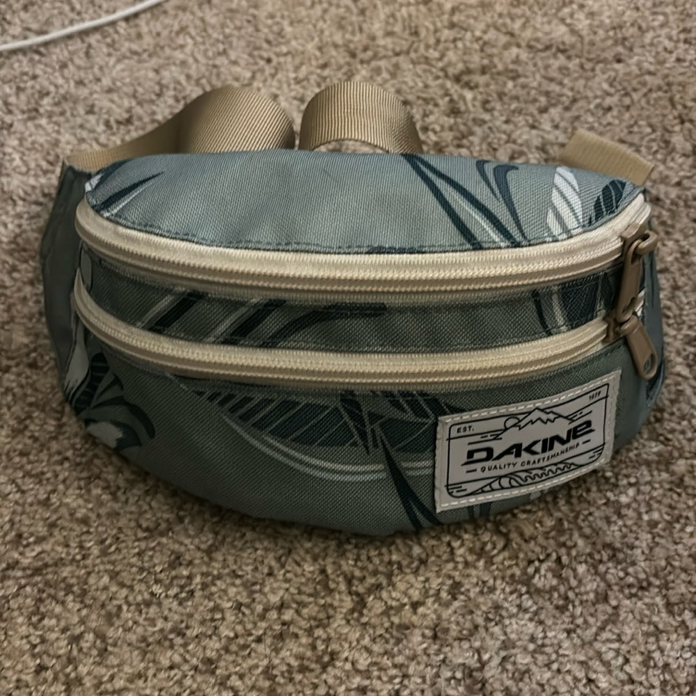 Dakine fanny pack